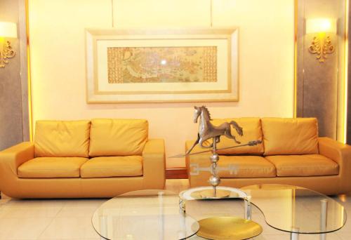 a living room with a couch and a horse statue on a table at Hotel Mondial in Marghera