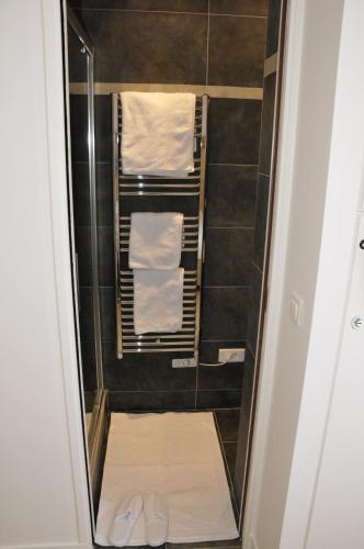 La salle de bains est pourvue d'une douche à l'italienne et de 2 serviettes. dans l'établissement Paris Besson Stay Appartement Neuilly sur Seine, à Neuilly-sur-Seine