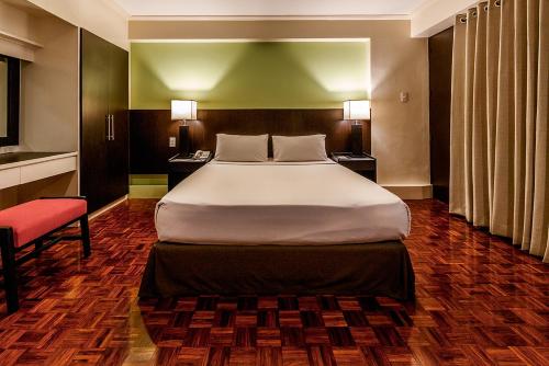 Copacabana Apartment Hotel - Staycation is Allowed tesisinde bir odada yatak veya yataklar