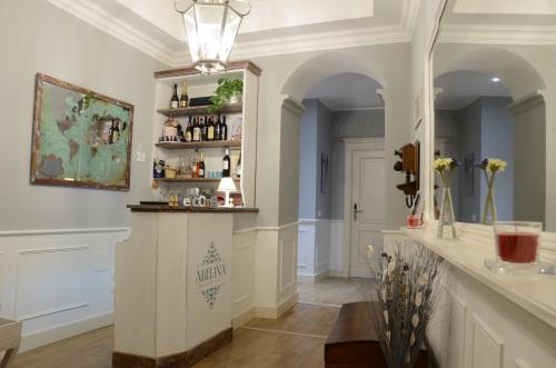 un bar en una habitación con una pared con espejo en Adelina Guesthouse en Roma