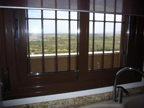 a window in a bathroom with a view of a field at Descansa Y Disfruta De Las Mejores Playas in Arenales del Sol