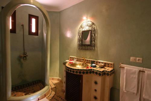 La salle de bains est pourvue d'un lavabo et d'une douche. dans l'établissement Riad Djemanna, à Marrakech