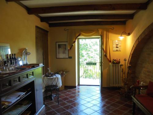 バローロにあるAgriturismo La Terrazza sul Boscoのタイルフロアのキッチン、オープンドア
