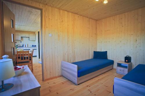Domki Letniskowe Lilka tesisinde bir odada yatak veya yataklar