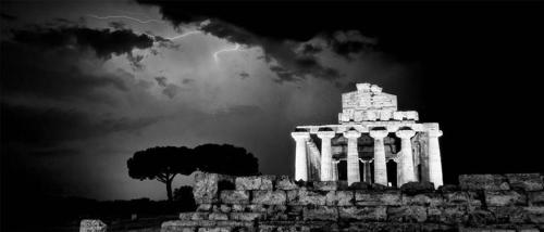 a black and white photo of a building with a tree at B&B Antica Forneria in Capaccio-Paestum
