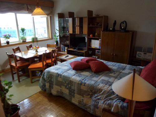1 dormitorio con cama, mesa y comedor en Modern apartment at metro station, en Matosinhos