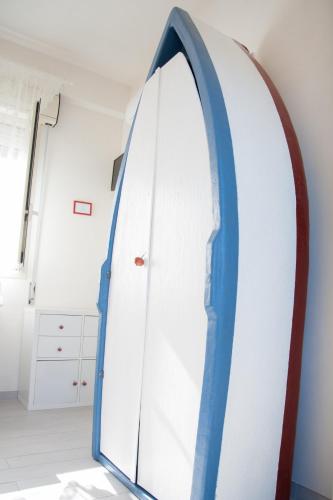 a large mirror in a room with a surfboard at Sottovento Marzamemi Rooms&Relax in Marzamemi