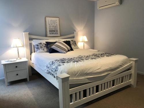 羅斯巴德的住宿－Shellys Place，卧室配有一张带白色床单和枕头的大床。