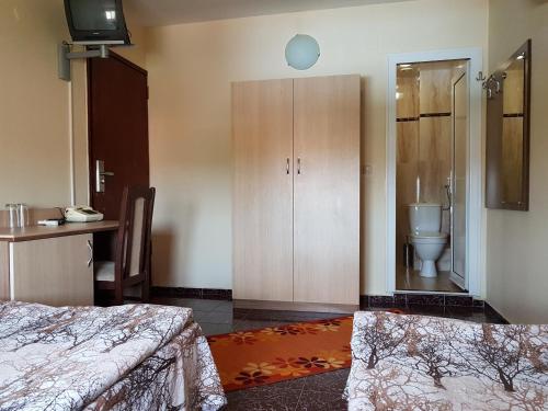 Hotel Fantasy في Lyubimets: غرفة بسريرين وحمام مع مرحاض