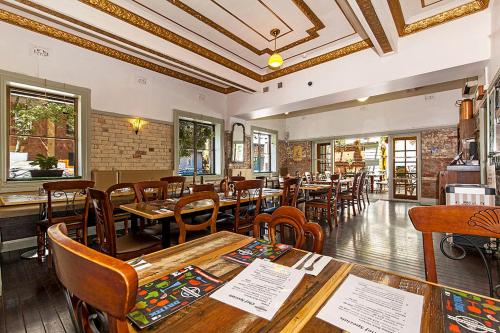 Ein Restaurant oder anderes Speiselokal in der Unterkunft Commonwealth Hotel 