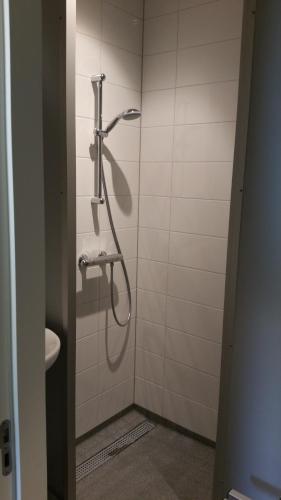 um chuveiro na casa de banho com uma cabeça de chuveiro em B&B Manege Groenewoude em Woudenberg
