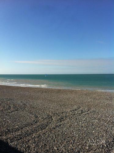 a rocky beach with the ocean in the background at Chambres d'Hôtes Villa Mon Repos in Saint-Aubin-sur-Scie