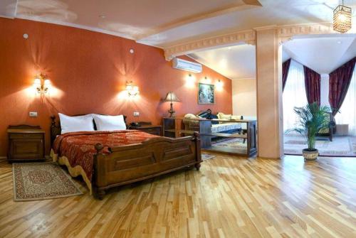 リウネにあるOkolytsyaのベッドルーム1室(大型ベッド1台付)