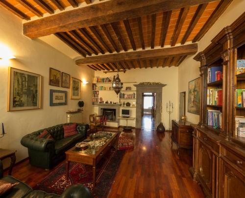 een woonkamer met een bank en een tafel bij La Casa del Viaggiatore in Castiglion Fiorentino