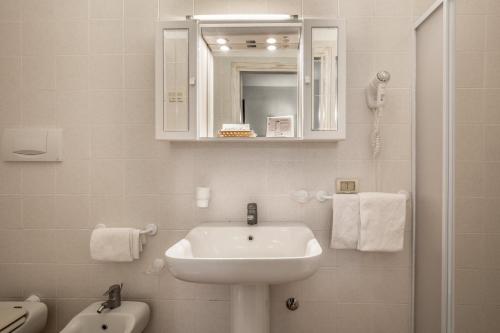 Un baño de Tris Hotel