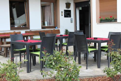 a group of tables and chairs on a patio at Residence die Färbe in Vipiteno