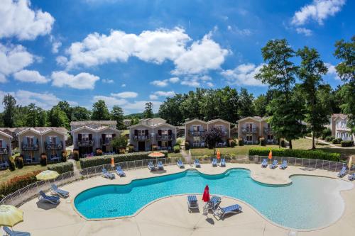 une image d'une piscine dans un complexe hôtelier dans l'établissement Vacancéole - Le Domaine du Golf d'Albret, à Barbaste