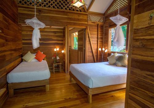 Postel nebo postele na pokoji v ubytování Finca Chica Lodge & Villas