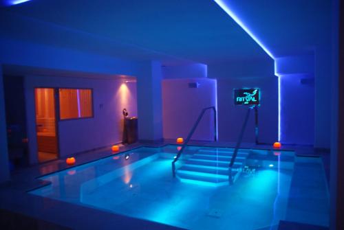 um quarto com uma piscina com luzes azuis em Hotel Ritual Torremolinos- Adults Only em Torremolinos