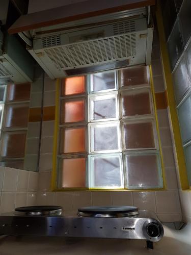 una finestra in bagno con tre sgabelli davanti di Dora Baltea Monolocale primo piano Mansarda secondo piano a Verona