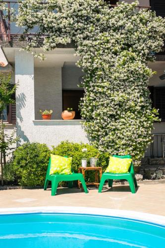 Apartment with private pool and arbor