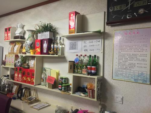 Příslušenství pro přípravu čaje a kávy v ubytování Huangyaguan Great Wall Li Bo Home Hotel