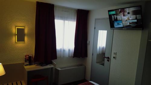 TV a/nebo společenská místnost v ubytování Fasthotel Tarbes Séméac - Un hôtel FH Confort