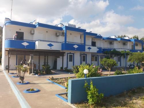ein blau-weißes Gebäude mit Pfeilen darauf in der Unterkunft Maritsa in Kefalos