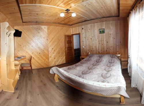 En eller flere senge i et værelse på Yeva