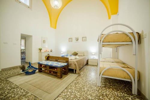 プレシッチェにあるCasa Melucciaの二段ベッド2台とベッドルーム1室が備わります。