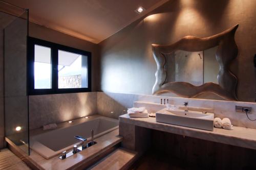 A bathroom at Dolcet L´Hotel