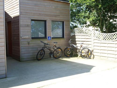 two bikes are parked next to a building at Chambres d'Hôtes Le Nid d'Iroise in Lanildut
