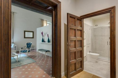 A bathroom at Residenza D'Epoca Historia Luxury Boutique