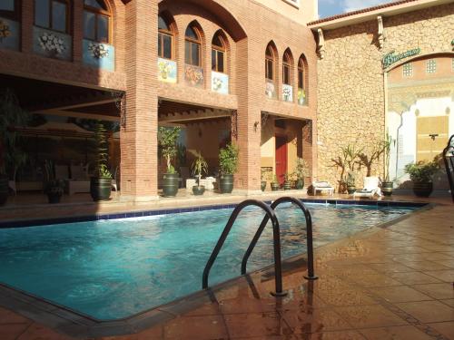 בריכת השחייה שנמצאת ב-Hotel Al Kabir או באזור