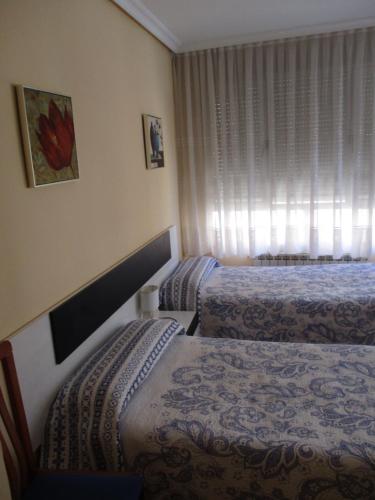 Postel nebo postele na pokoji v ubytování Hostal Becares
