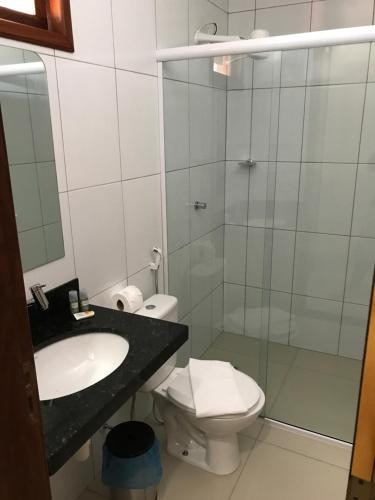 La salle de bains est pourvue de toilettes, d'un lavabo et d'une douche. dans l'établissement Portal do Sol Lençóis Pousada, à Barreirinhas