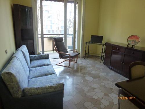 ミラノにあるAppartamento San Siroのリビングルーム(ソファ、椅子2脚付)