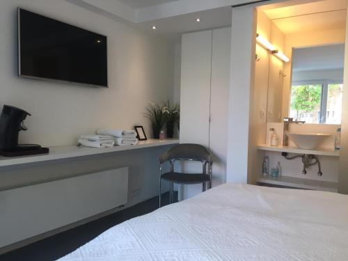 Katil atau katil-katil dalam bilik di Guesthouse Poppies , Free Parking