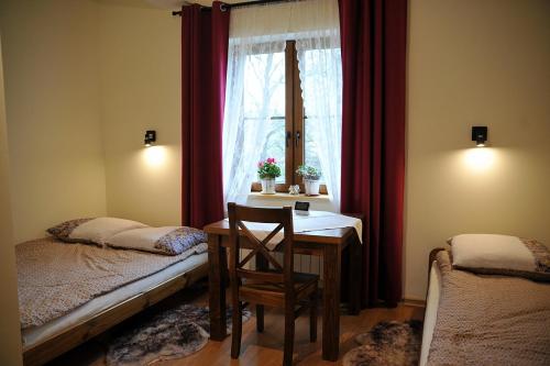 Un pat sau paturi într-o cameră la Chata u Rysia