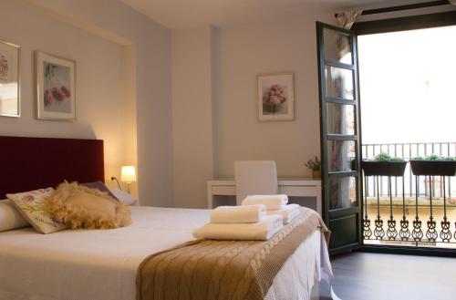 1 dormitorio con 1 cama con toallas en Céntrico Burgas Termal, en Ourense