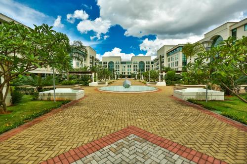 um pátio com uma fonte em frente a um edifício em Quality Hotel & Suites Brasília em Brasília