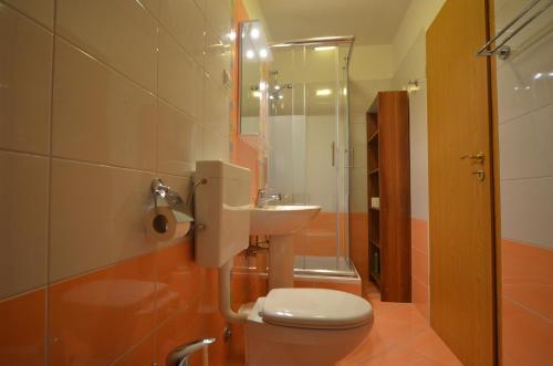 un baño con inodoro y lavabo en Apartment Casa Nova, en Rovinj