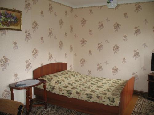 スーズダリにあるHoliday Home Pokrovskayaのベッドルーム(ベッド1台、テーブル付)