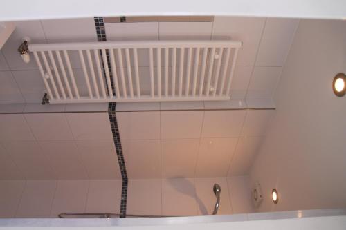un bagno con un termosifone bianco sul muro di Appartement De Zeester a Zandvoort
