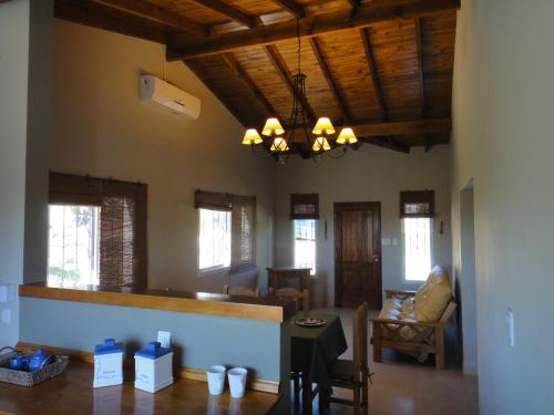 una sala de estar con una lámpara de araña colgando del techo en Cabañas Piedras de Tandil en Tandil