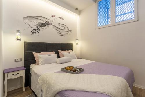 um quarto com uma cama com uma bandeja de frutas em Apartments Lavanda & Rozmarin em Split