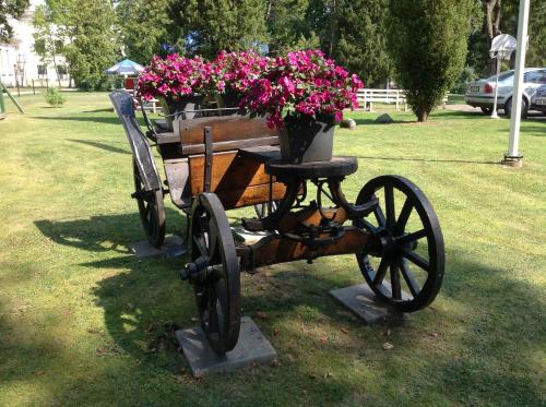 a cart with flowers on it in a park at Veski Guesthouse in Antsla