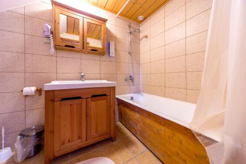 uma casa de banho com um lavatório, uma banheira e um WC. em Viimsi manor guesthouse Birgitta em Talin