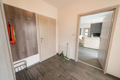 uma sala com um corredor com uma porta que leva a um quarto em Apartmany 154 em Lipno nad Vltavou