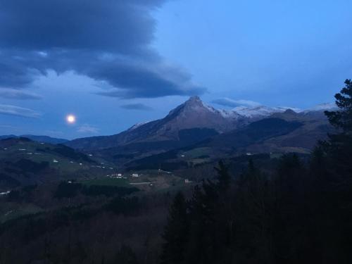 a view of a mountain with the moon in the sky at Zezilionea in Olaberría